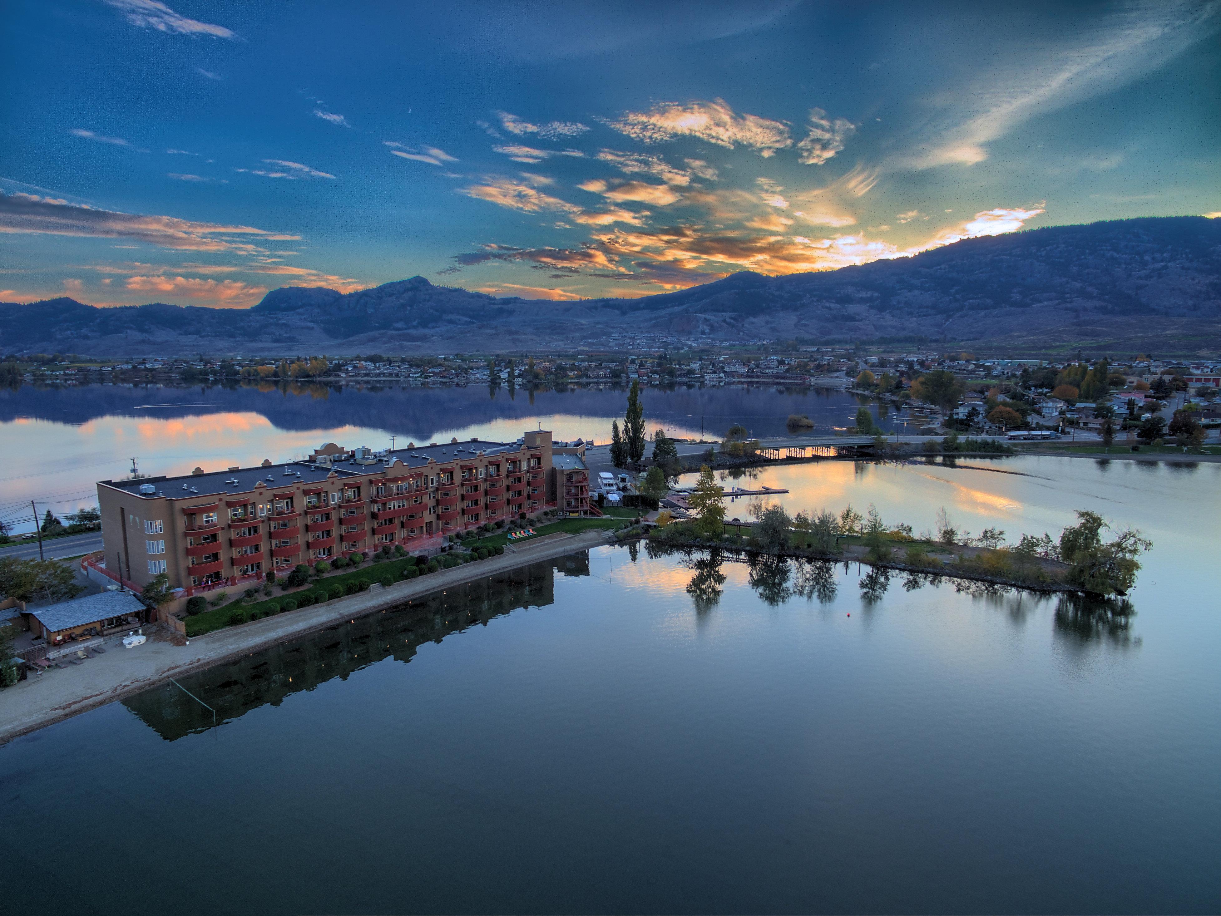 Holiday Inn Hotel & Suites Osoyoos By Ihg Экстерьер фото