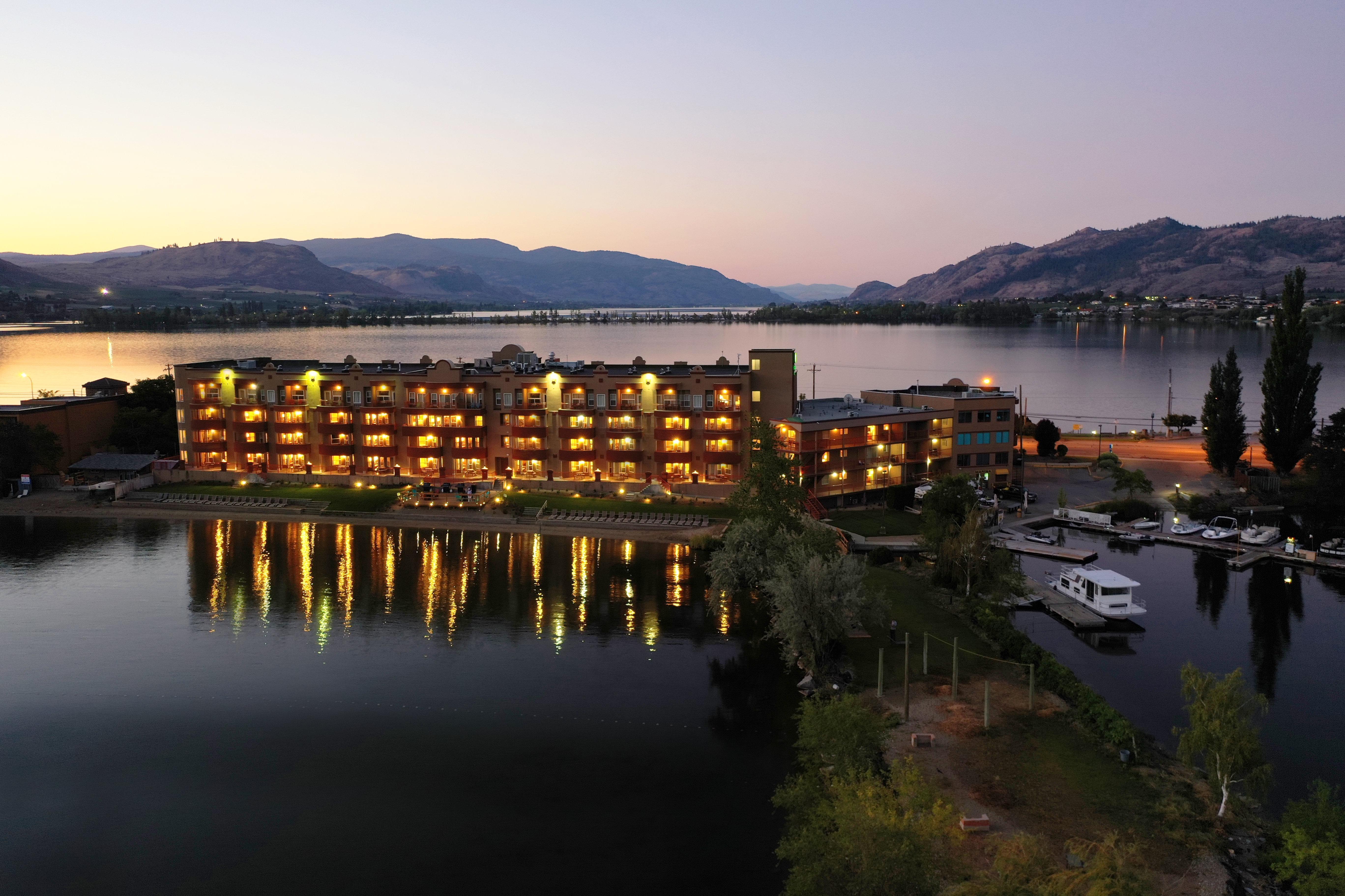 Holiday Inn Hotel & Suites Osoyoos By Ihg Экстерьер фото